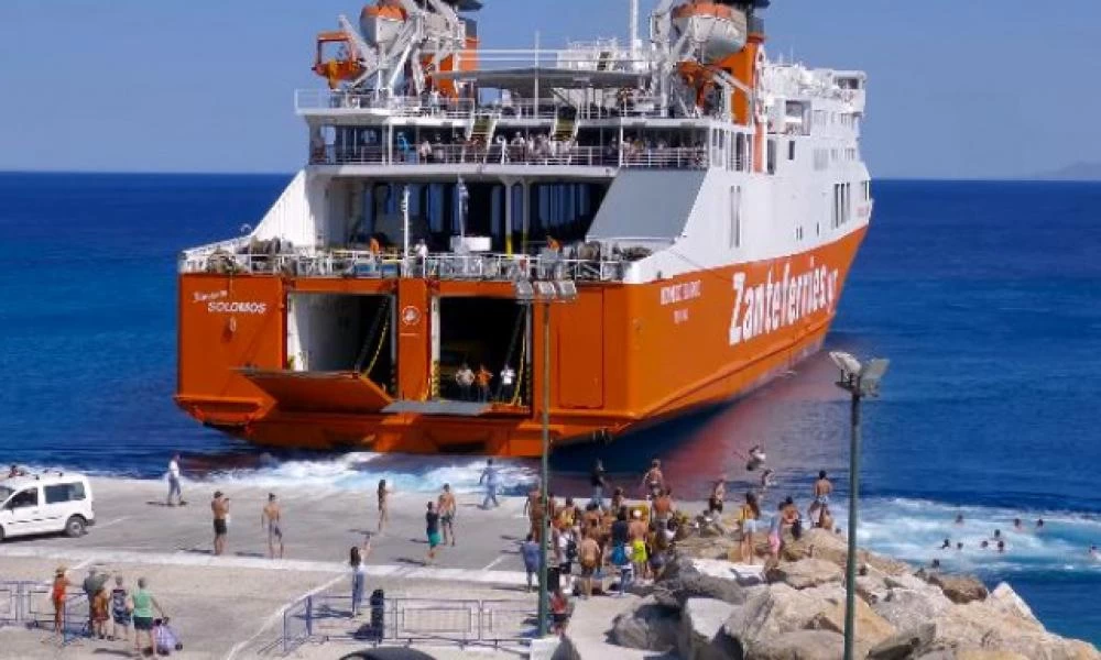 Έτσι αποχαιρετούν τους τουρίστες οι κάτοικοι της Σικίνου